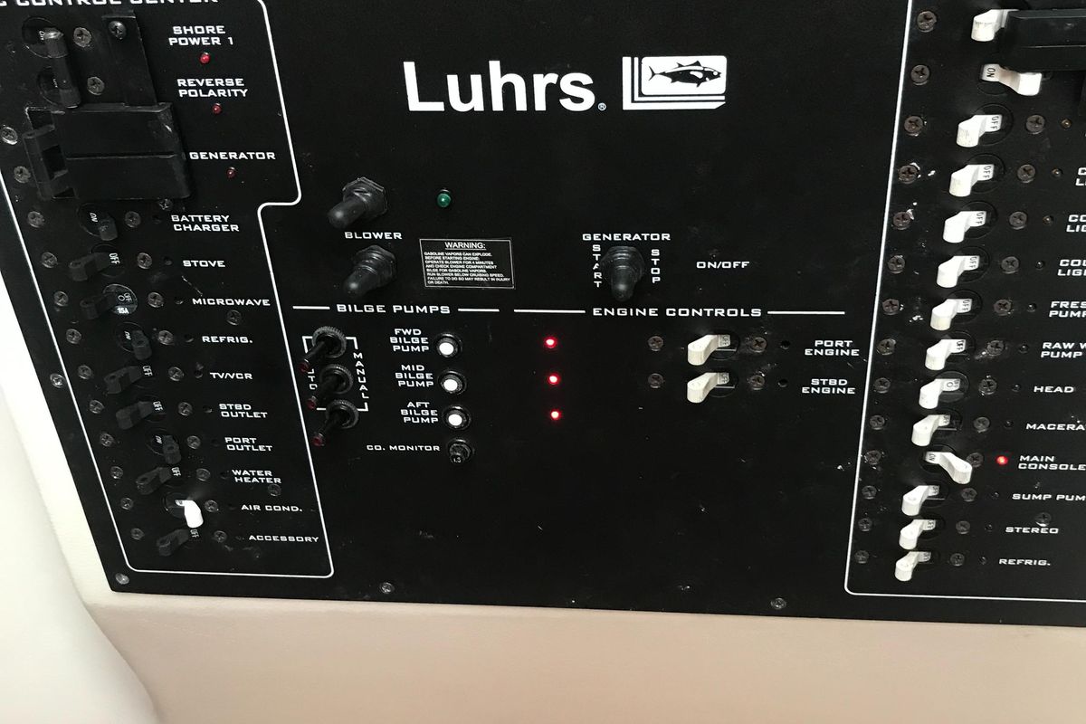 2002 Luhrs 34 