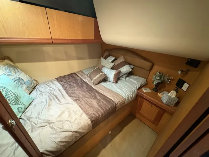 Rabbit Hole Yacht Photos Pics 2005 Luhrs 41 Convertible yacht cabin with cozy bed and wooden cabinetry.