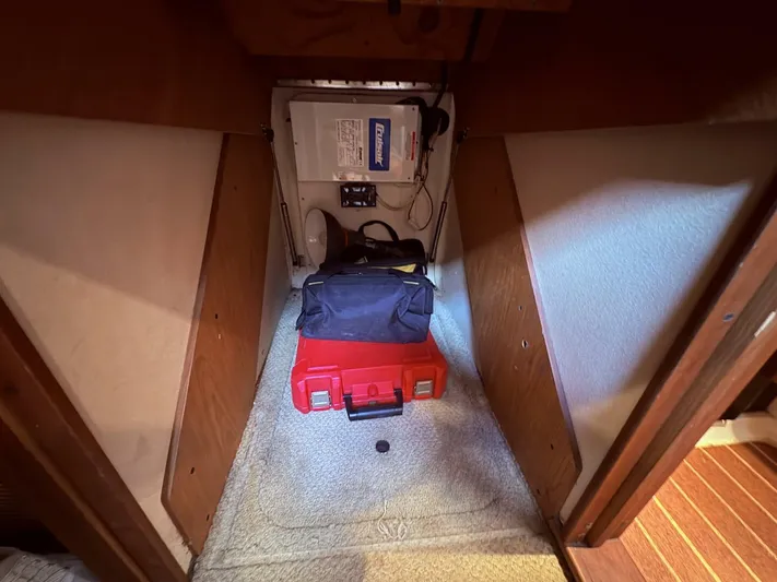 Rabbit Hole Yacht Photos Pics 2005 Luhrs 41 Convertible interior storage with toolboxes and electrical panel.