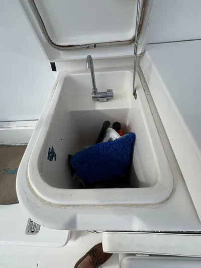 Rabbit Hole Yacht Photos Pics 2005 Luhrs 41 Convertible boat sink with faucet and cleaning supplies.