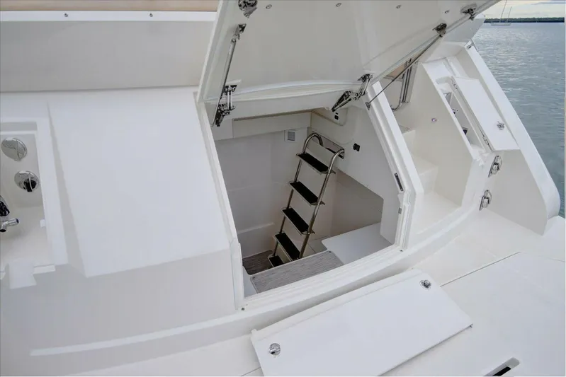 Aquasition Yacht Photos Pics 2018 Carver C52 Coupe - Image 35