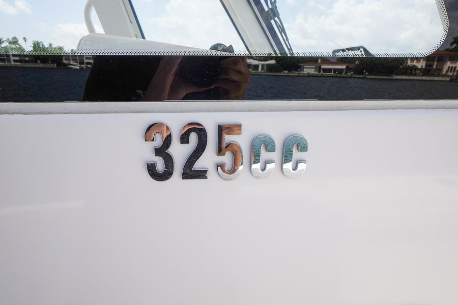 2012 Everglades 325 Center Console