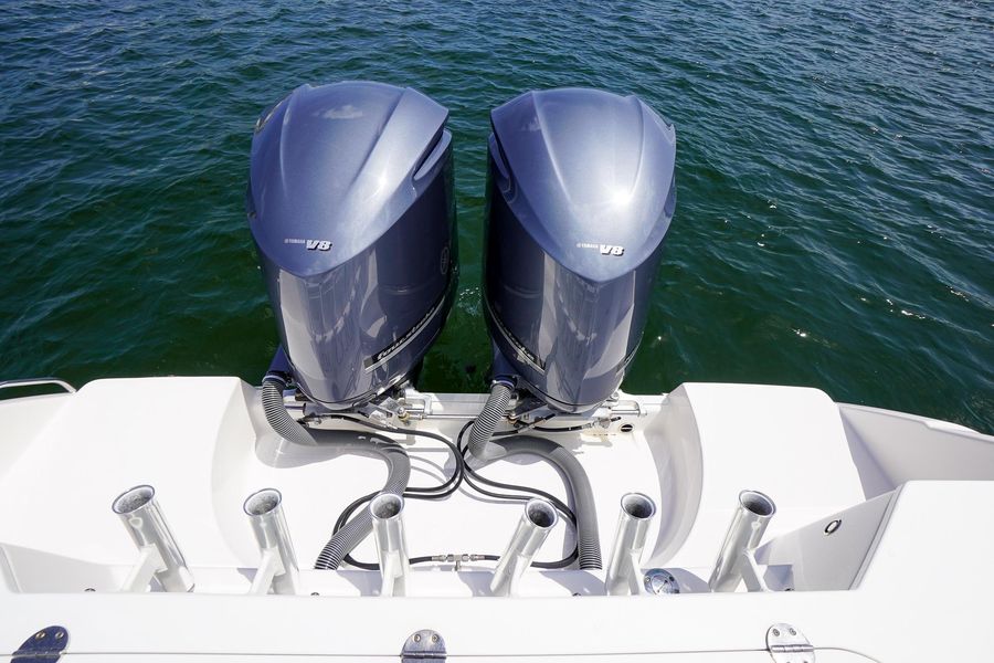 2012 Everglades 325 Center Console