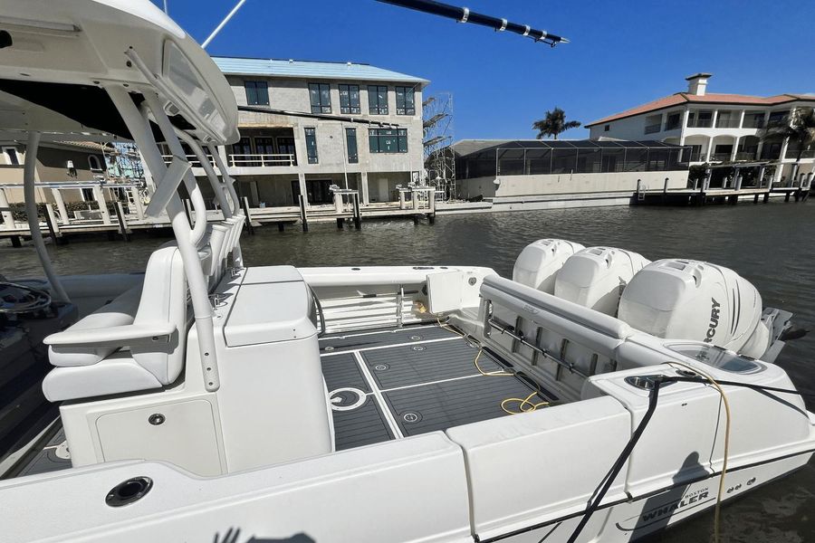 2016 Boston Whaler 350 Outrage