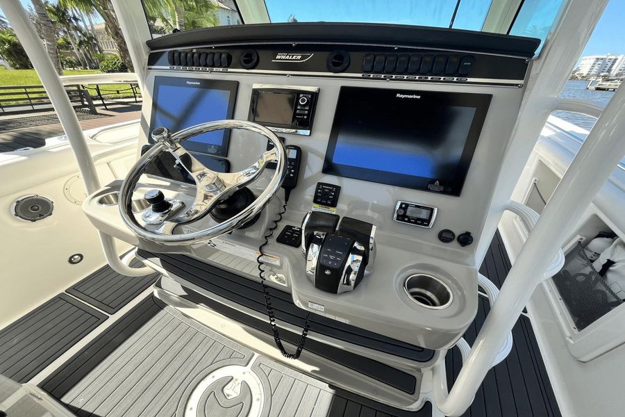 2016 Boston Whaler 350 Outrage