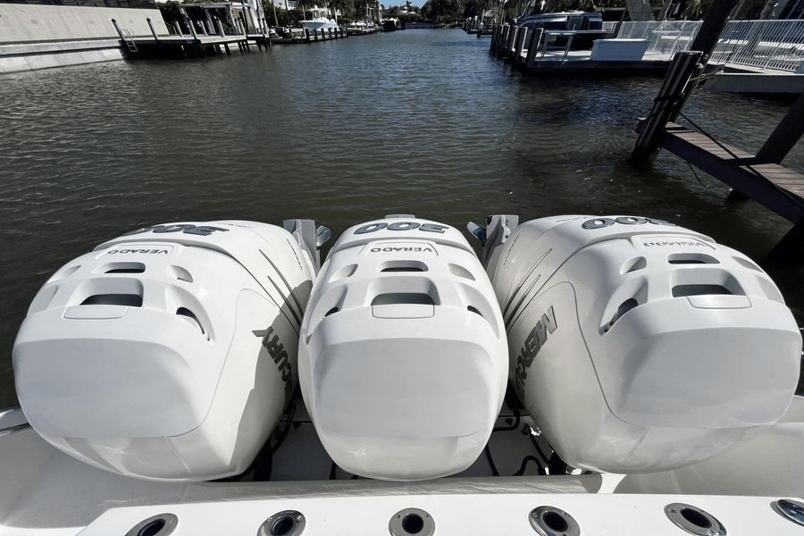 2016 Boston Whaler 350 Outrage