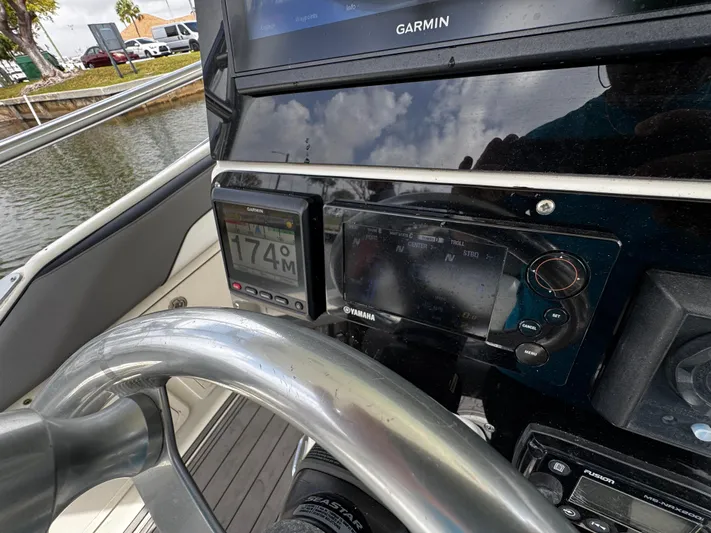  Yacht Photos Pics 2005 Hydra-Sports 3300 VX dashboard with Garmin display and Yamaha controls.