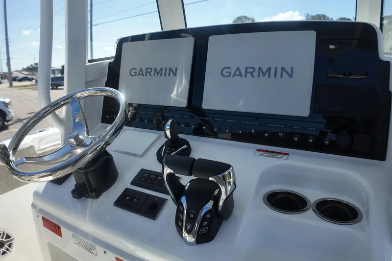  Yacht Photos Pics 2025 Sea Hunt Ultra 275 SE boat dashboard with Garmin navigation displays.