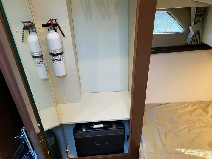 Mabe's Kid Yacht Photos Pics 2017 Carver C37 Coupe Diesel - Image 43