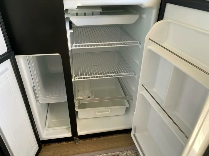 Mabe's Kid Yacht Photos Pics 2017 Carver C37 Coupe Diesel - Image 20