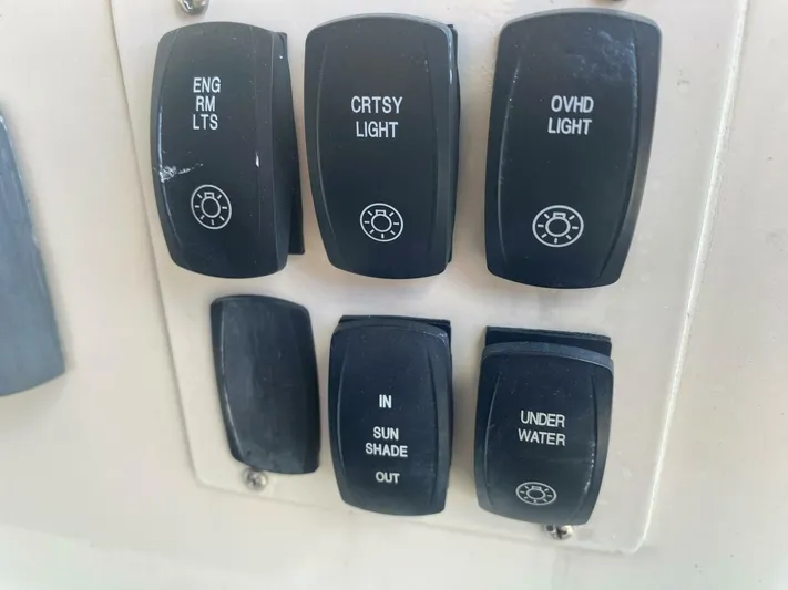 Mabe's Kid Yacht Photos Pics 2017 Carver C37 Coupe Diesel - Image 56