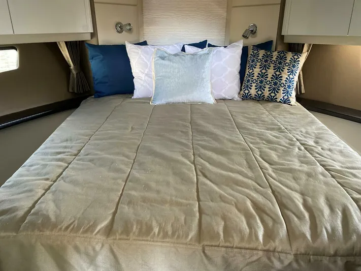 Mabe's Kid Yacht Photos Pics 2017 Carver C37 Coupe Diesel - Image 47