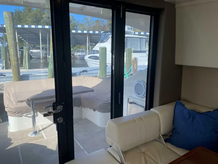 Mabe's Kid Yacht Photos Pics 2017 Carver C37 Coupe Diesel - Image 9