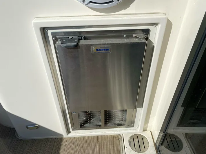 Mabe's Kid Yacht Photos Pics 2017 Carver C37 Coupe Diesel - Image 13