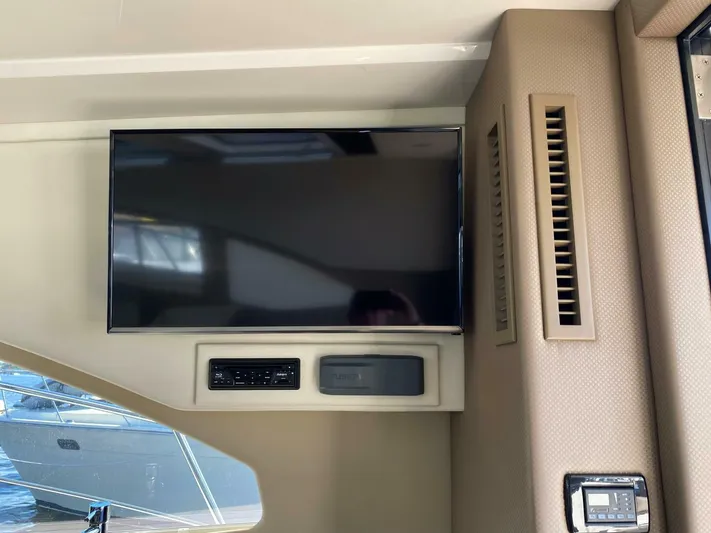 Mabe's Kid Yacht Photos Pics 2017 Carver C37 Coupe Diesel - Image 25