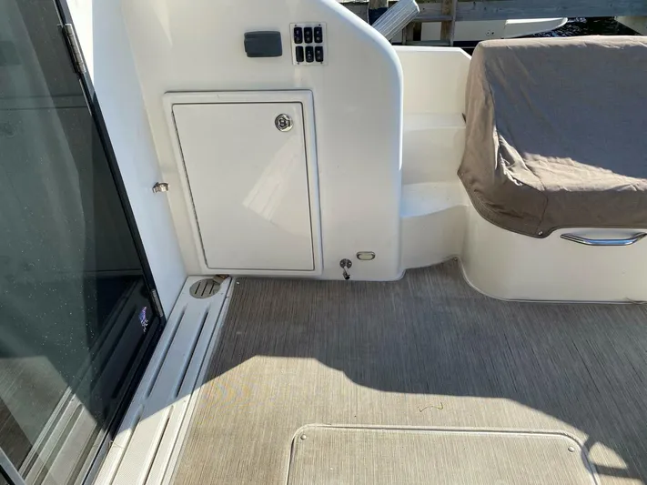 Mabe's Kid Yacht Photos Pics 2017 Carver C37 Coupe Diesel - Image 12