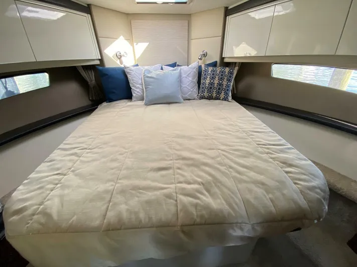 Mabe's Kid Yacht Photos Pics 2017 Carver C37 Coupe Diesel - Image 48