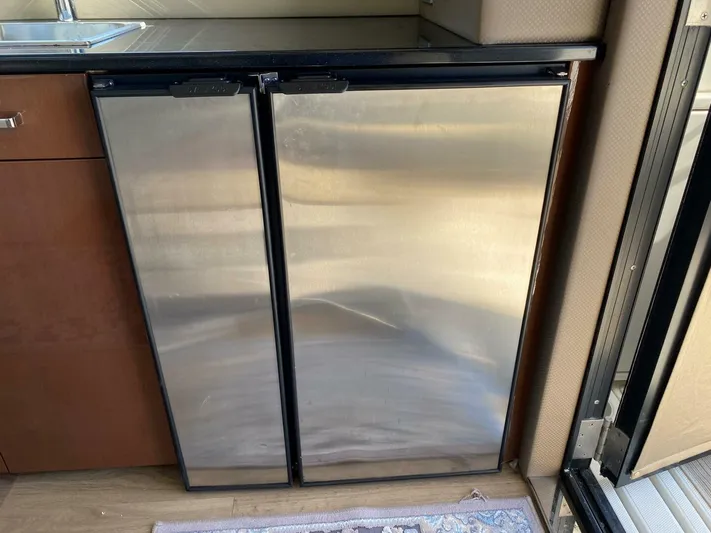 Mabe's Kid Yacht Photos Pics 2017 Carver C37 Coupe Diesel - Image 19