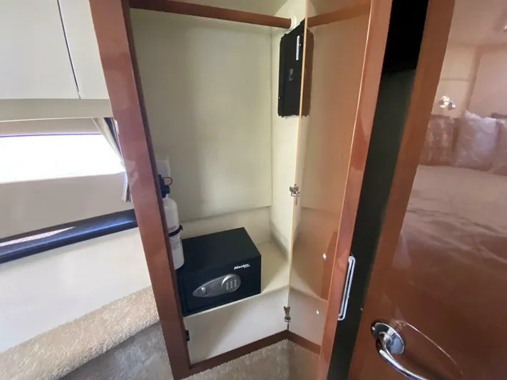 Mabe's Kid Yacht Photos Pics 2017 Carver C37 Coupe Diesel - Image 53