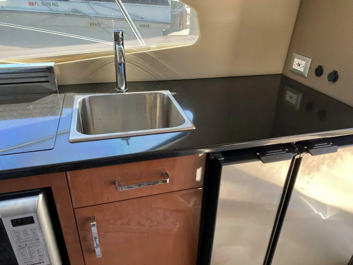 Mabe's Kid Yacht Photos Pics 2017 Carver C37 Coupe Diesel - Image 23