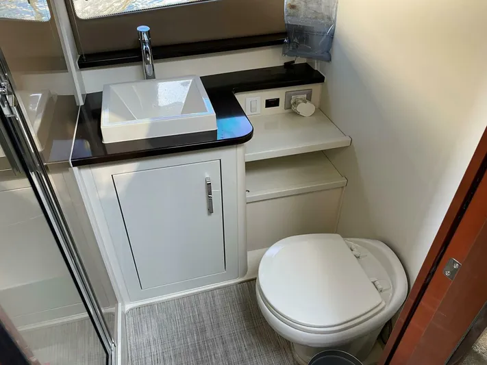 Mabe's Kid Yacht Photos Pics 2017 Carver C37 Coupe Diesel - Image 44