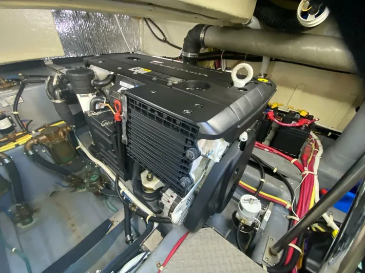 Mabe's Kid Yacht Photos Pics 2017 Carver C37 Coupe Diesel - Image 61