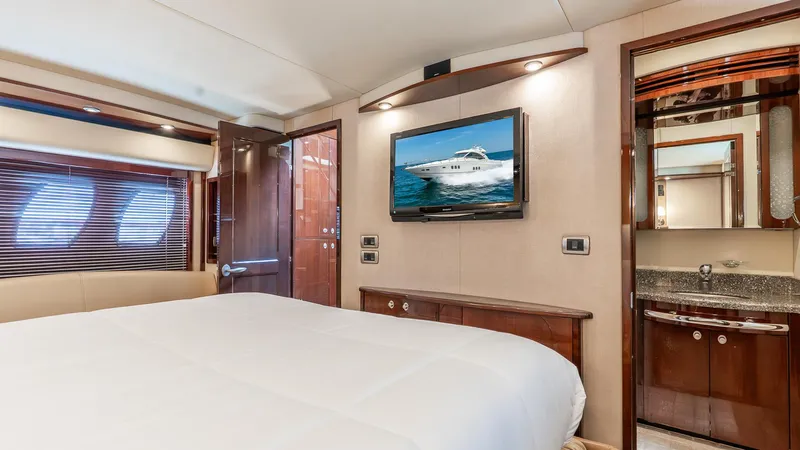 Three Sons Yacht Photos Pics Luxurious 2008 Sea Ray Sundancer yacht bedroom with TV and ensuite bathroom.