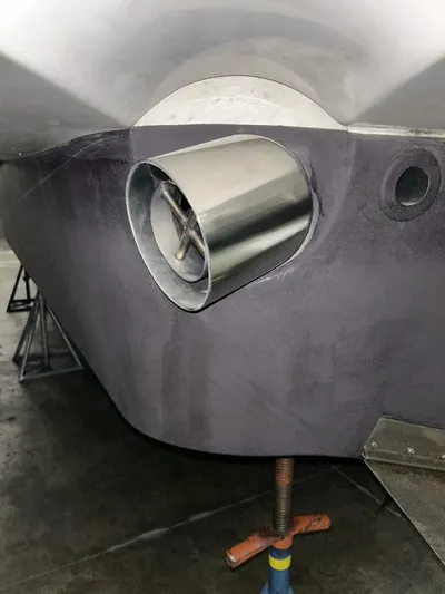 Second Knot Yacht Photos Pics 2003 Carver 396 Aft Cabin MY boat propeller detail in dry dock.