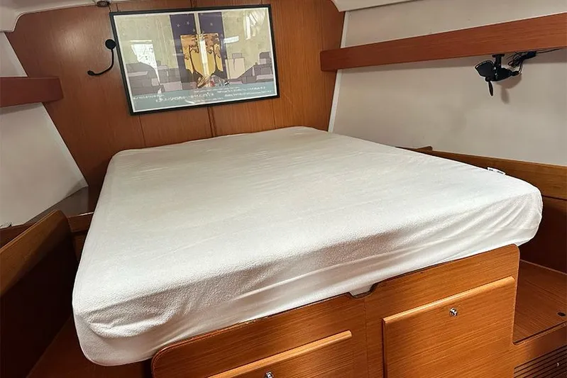  Yacht Photos Pics 2007 Beneteau Cyclades 50 yacht cabin with bed and wooden interior.