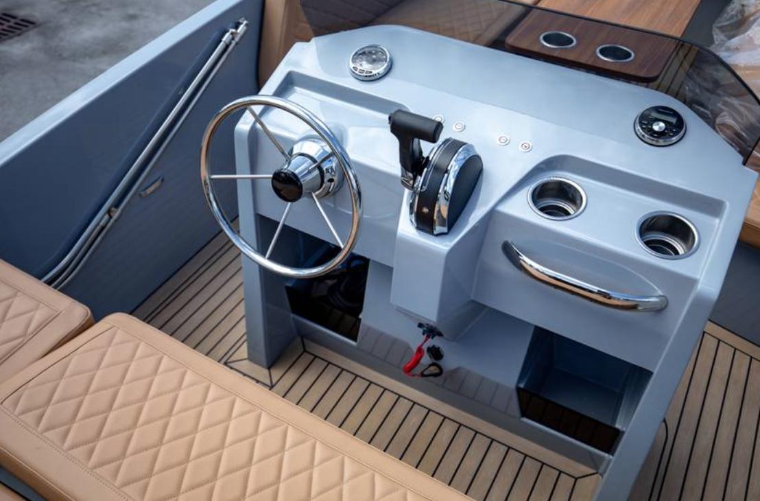 2022 Rand BREEZE boat cockpit with steering wheel and control panel