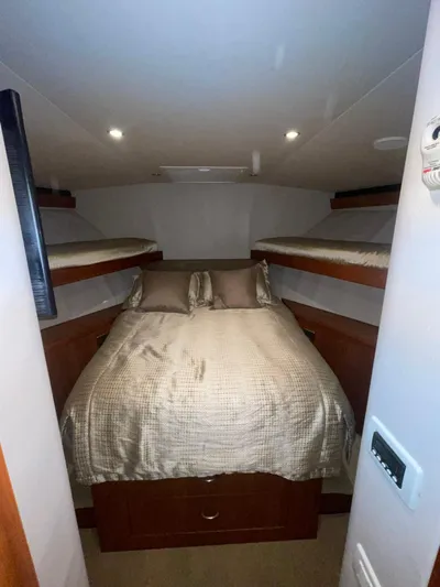 Caraibi Yacht Photos Pics 2013 Hatteras GT63 yacht cabin with double bed and bunk beds.