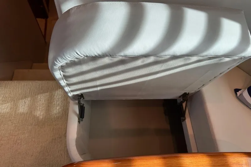 Capt Bab Yacht Photos Pics Viking 45 CAPT BAB - Salon