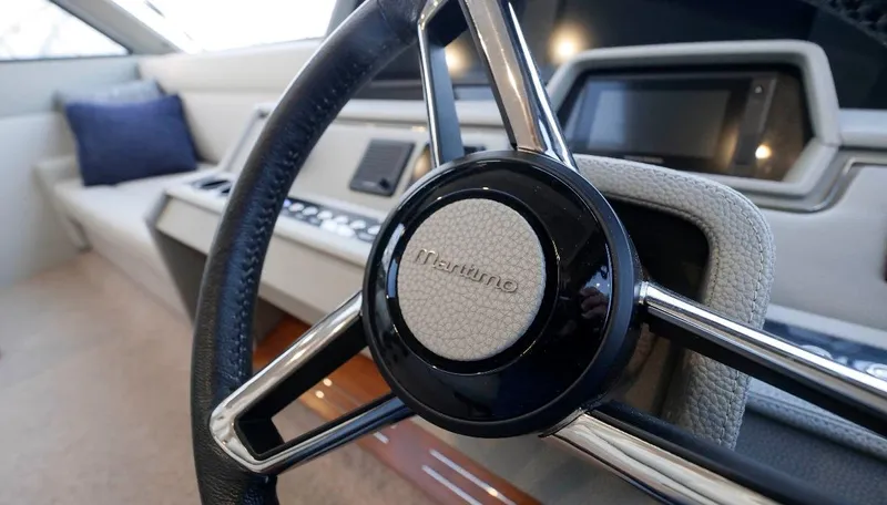  Yacht Photos Pics Maritimo helm 3