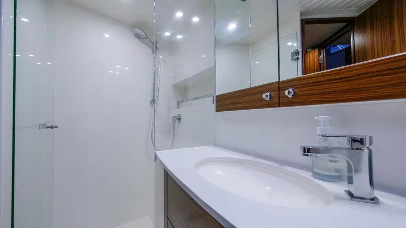  Yacht Photos Pics Master Ensuite 2