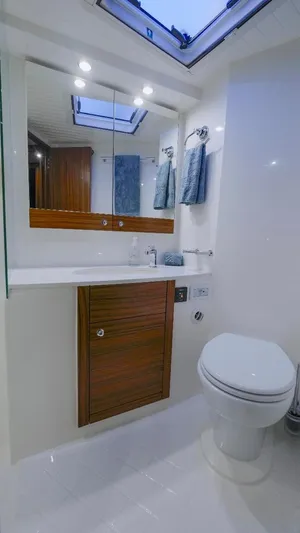  Yacht Photos Pics Master Ensuite 3