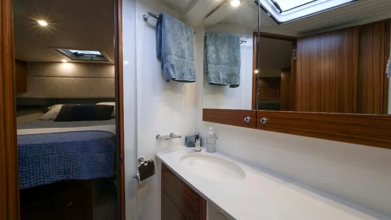  Yacht Photos Pics VIP Ensuite and Day Head (2)