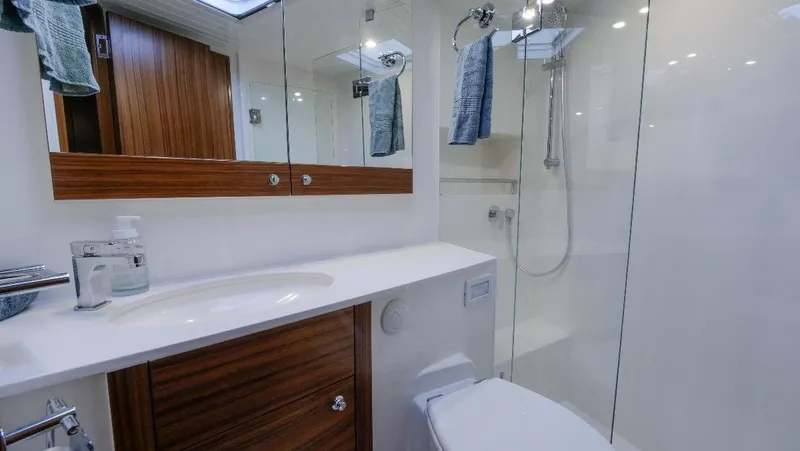  Yacht Photos Pics VIP Ensuite and Day Head (3)