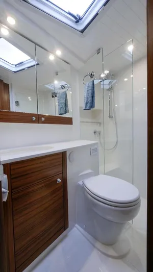  Yacht Photos Pics VIP Ensuite/Day Head