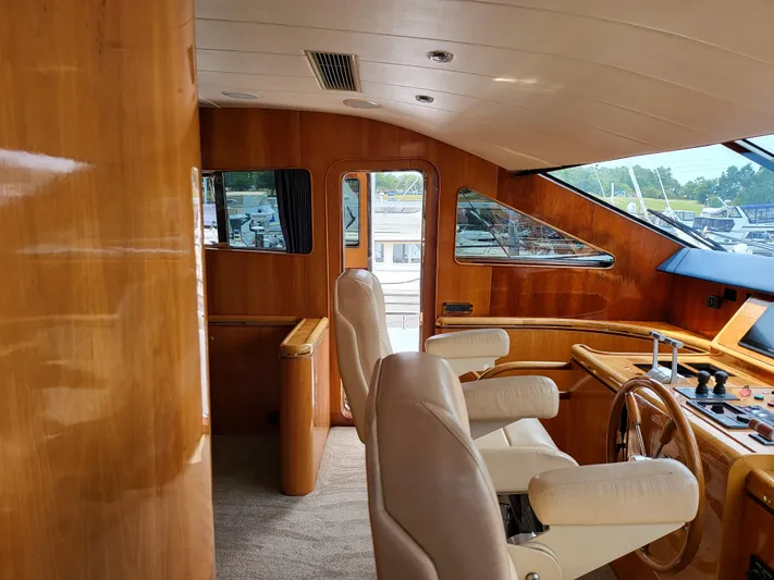  Yacht Photos Pics Luxurious interior of a 2000 Horizon 74 Motor Yacht with plush seating and wooden finishes.
