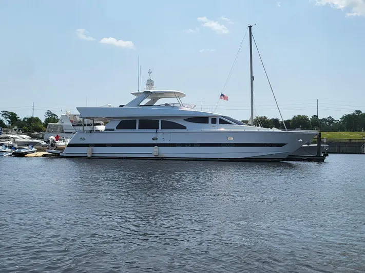  Yacht Photos Pics Horizon 74 Motor Yacht, 2000 model, docked on calm water under a clear sky.