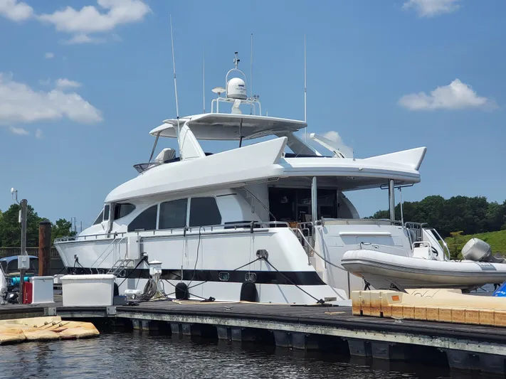  Yacht Photos Pics Horizon 74 Motor Yacht 2000 docked under a clear blue sky.
