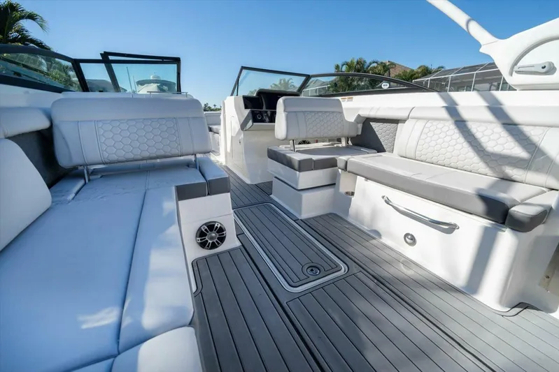  Yacht Photos Pics 2023 Sea Ray 29' - Image 21