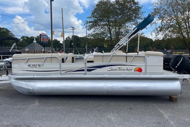 Sun Tracker Party Barge 21