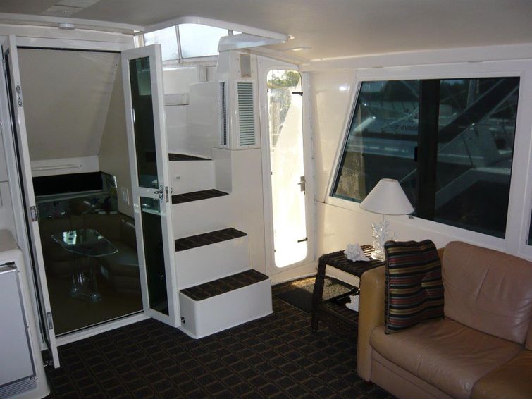 1995-60-viking-cockpit-sport-yacht