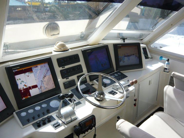 1995-60-viking-cockpit-sport-yacht