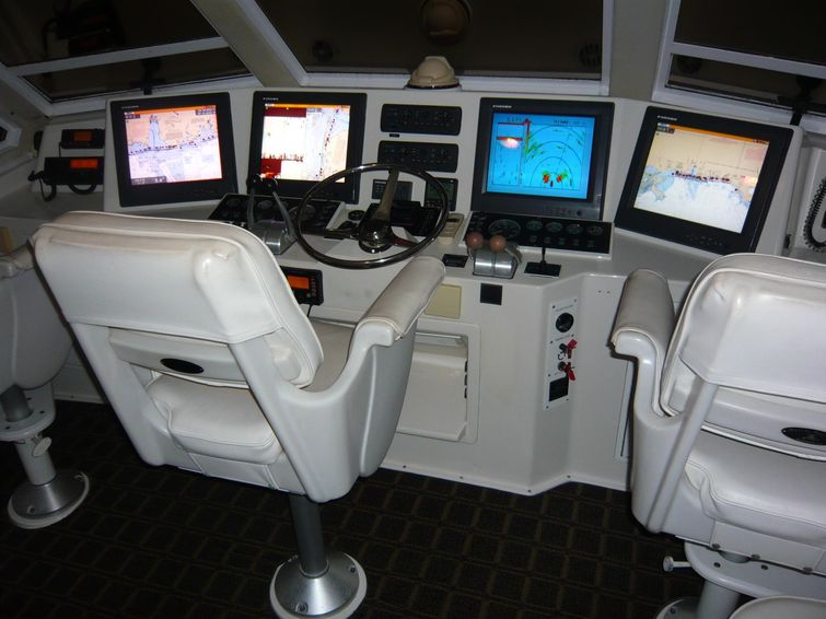 1995-60-viking-cockpit-sport-yacht