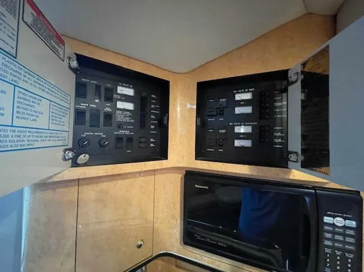 Jackarita Yacht Photos Pics 1998 Sea Ray 370 Sundancer - Image 39