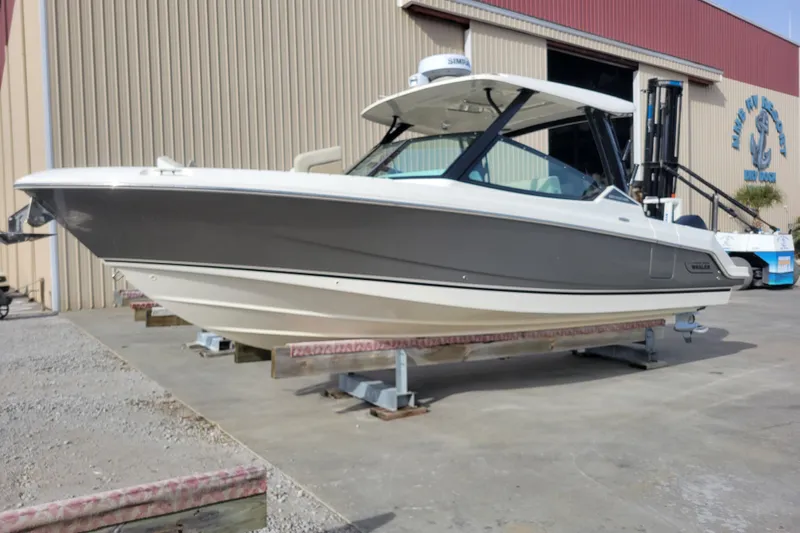  Yacht Photos Pics 2023 Boston Whaler 280 Vantage boat on display at a marina.
