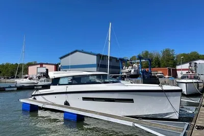 Delta 33 CE
