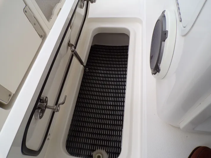  Yacht Photos Pics Interior of a 2018 Boston Whaler 420 boat.